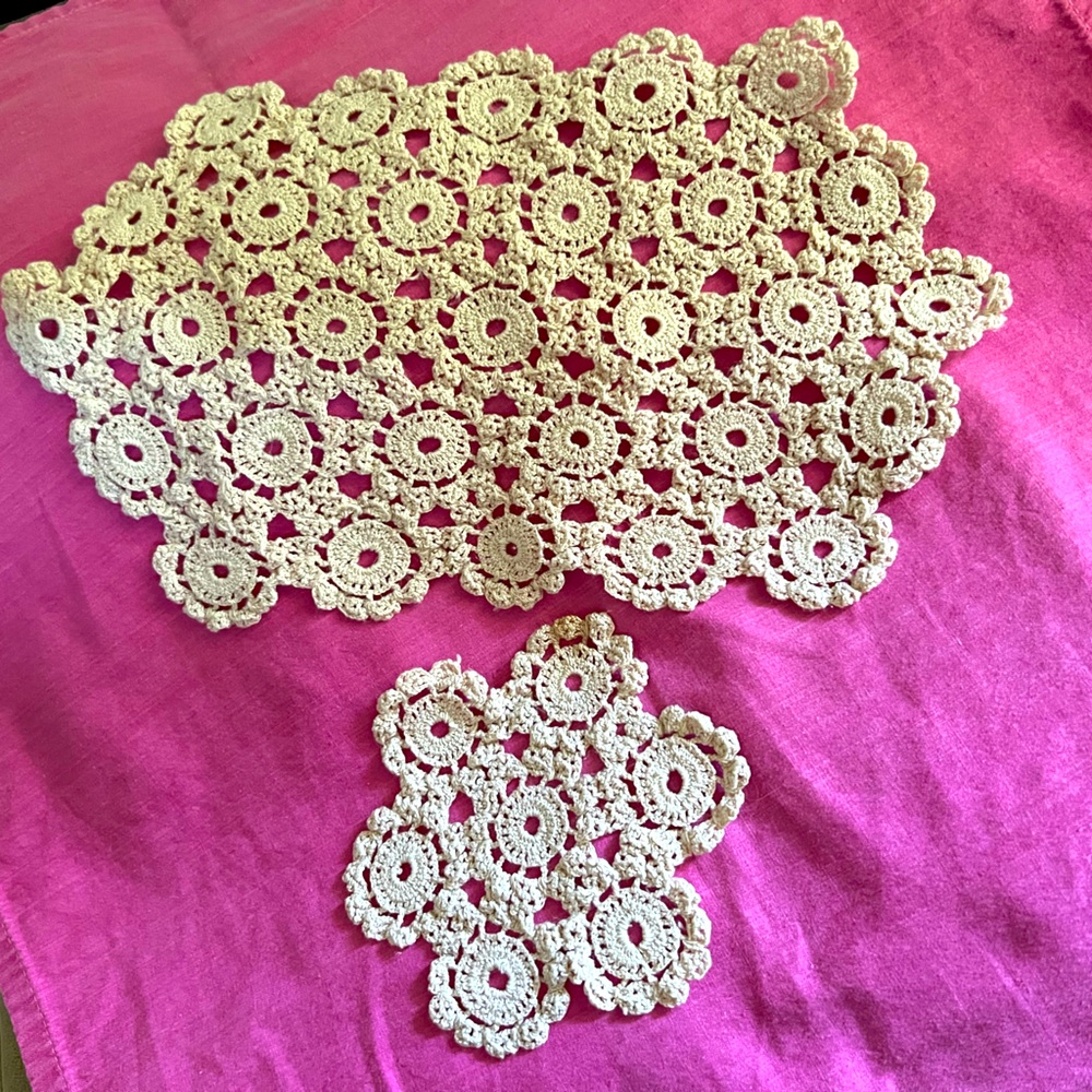 Vintage - Doily set - two pieces